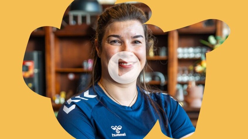 afbeelding van Carolien in sportkleding met de link naar het filmpje 